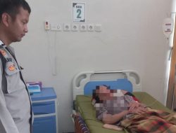 Bhabinkamtibmas Polsek Mamuju Cek Kondisi Perempuan RM dan Tiga Anaknya di Rumah Sakit