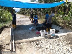 PT. Manakarra Unggal Lestari Kembali Perbaiki Jembatan Berlubang di Dusun Lombang Baraba Desa Leling Barat