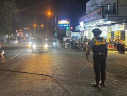 Tim Patmor Polresta Mamuju Sigap Tangani Kemacetan Akibat Kabel Putus di Simpang 4 Taman Karema