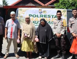 Kasat Binmas Bersama Bhabinkamtibmas Salurkan Paket Daging Kurban Secara Door to Door